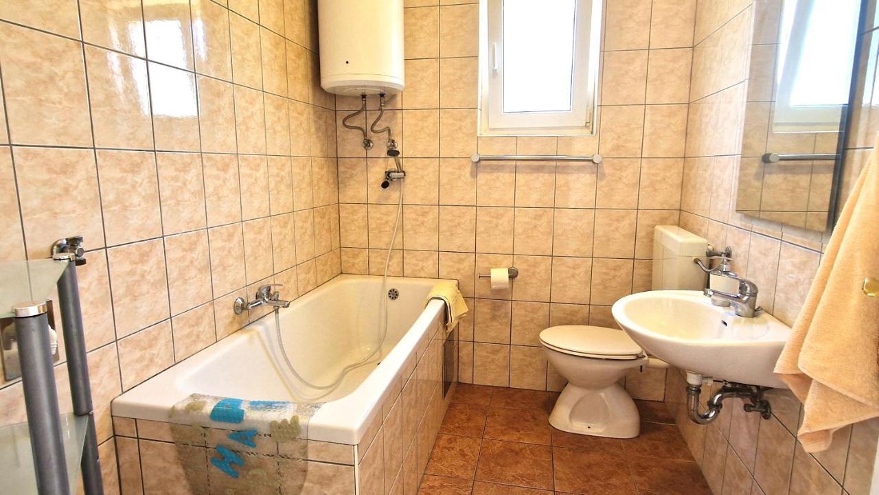 Apartment Hrzina Krk Town Exteriör bild